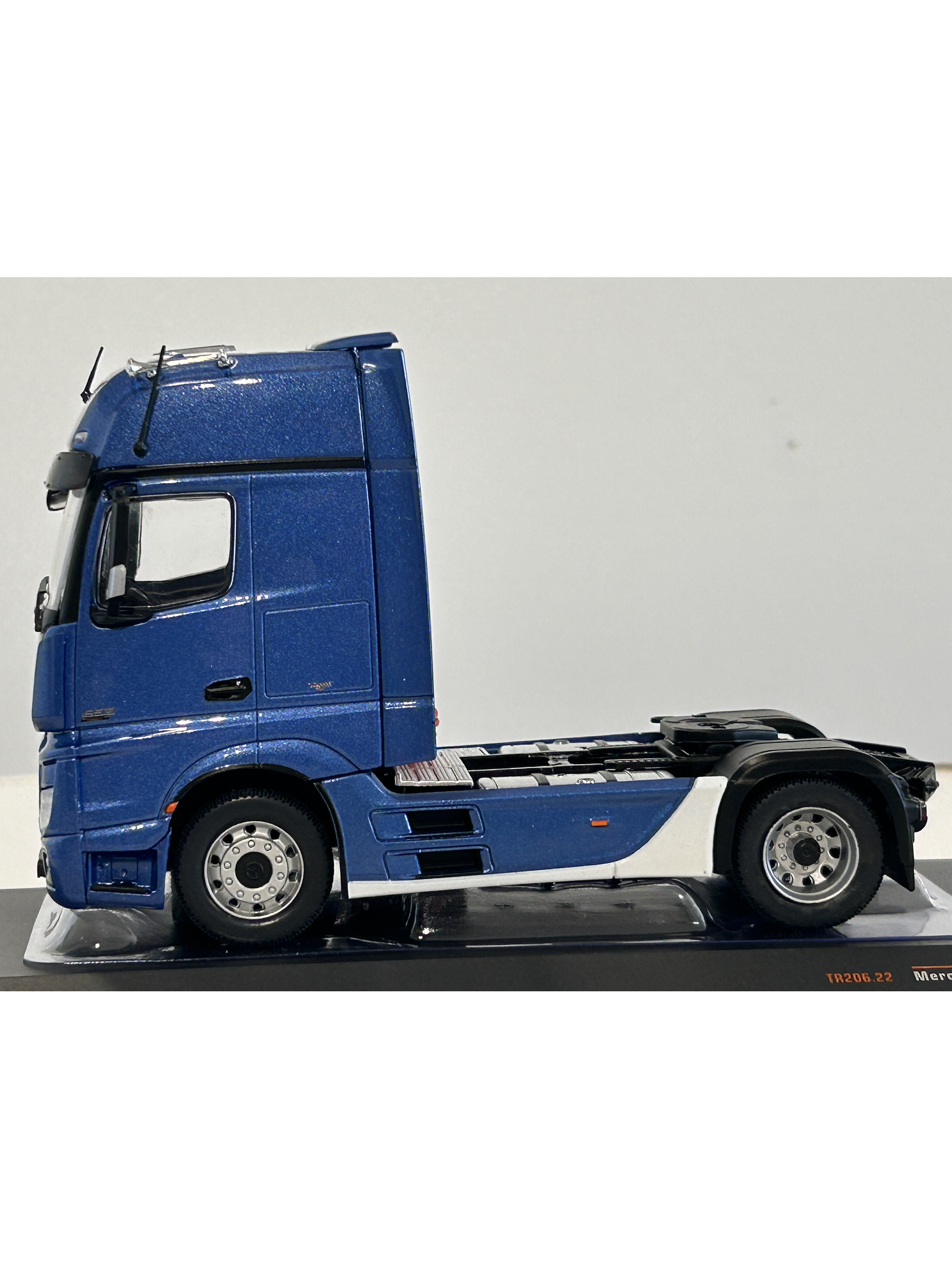 Mercedes-Benz Actros MP4 azul metálico 1:43 IXO – Camión tracto europeo de última generación para coleccionistas exigentes 8