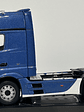 Mercedes-Benz Actros MP4 azul metálico 1:43 IXO – Camión tracto europeo de última generación para coleccionistas exigentes - Miniatura 8