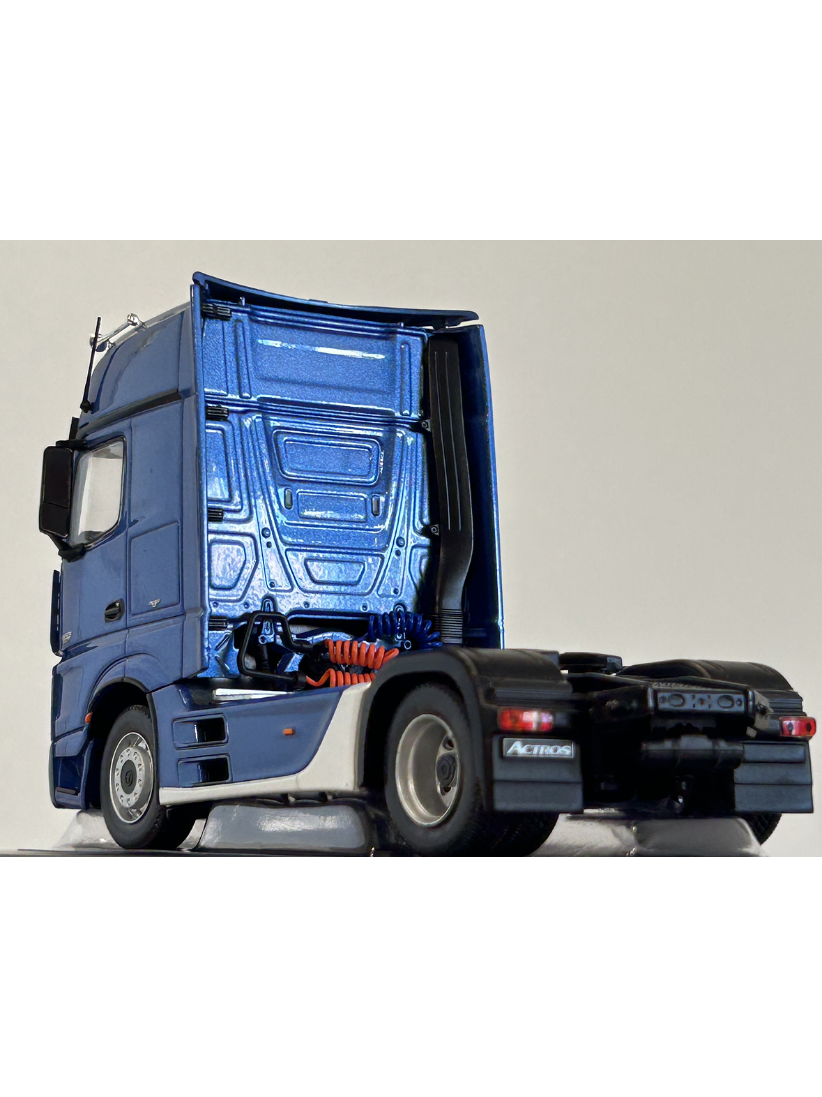 Mercedes-Benz Actros MP4 azul metálico 1:43 IXO – Camión tracto europeo de última generación para coleccionistas exigentes 7