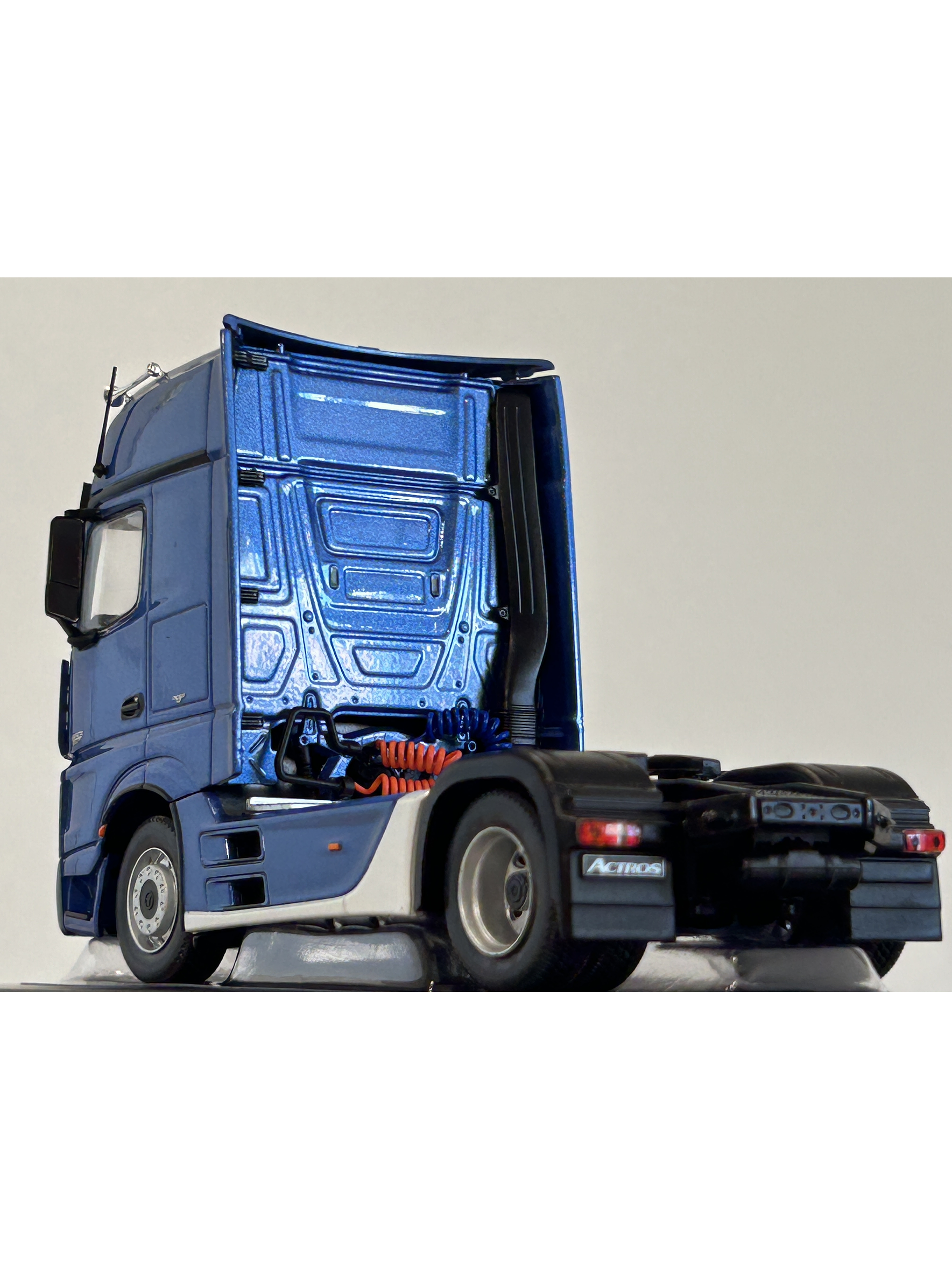 Mercedes-Benz Actros MP4 azul metálico 1:43 IXO – Camión tracto europeo de última generación para coleccionistas exigentes 7