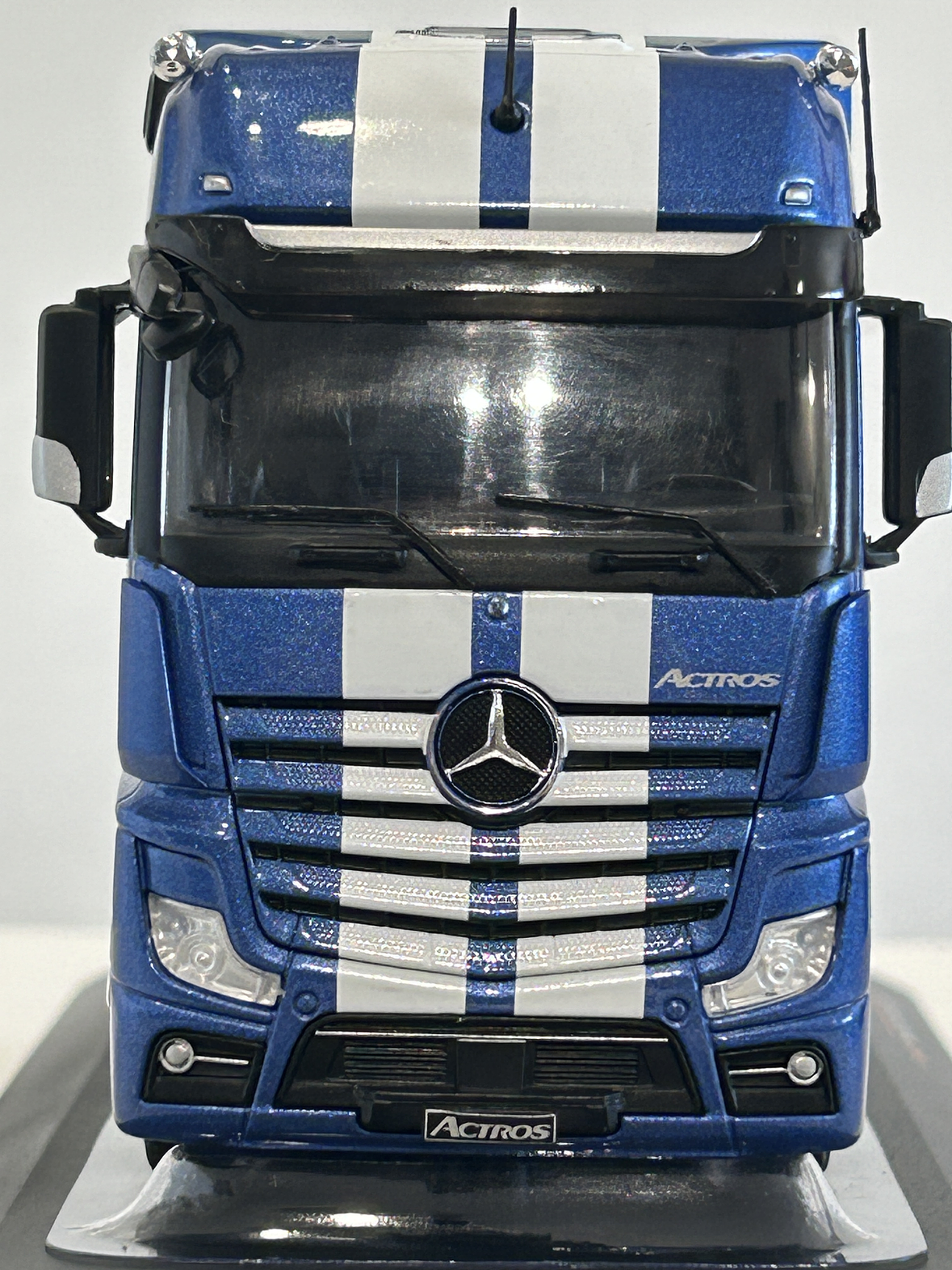 Mercedes-Benz Actros MP4 azul metálico 1:43 IXO – Camión tracto europeo de última generación para coleccionistas exigentes 2