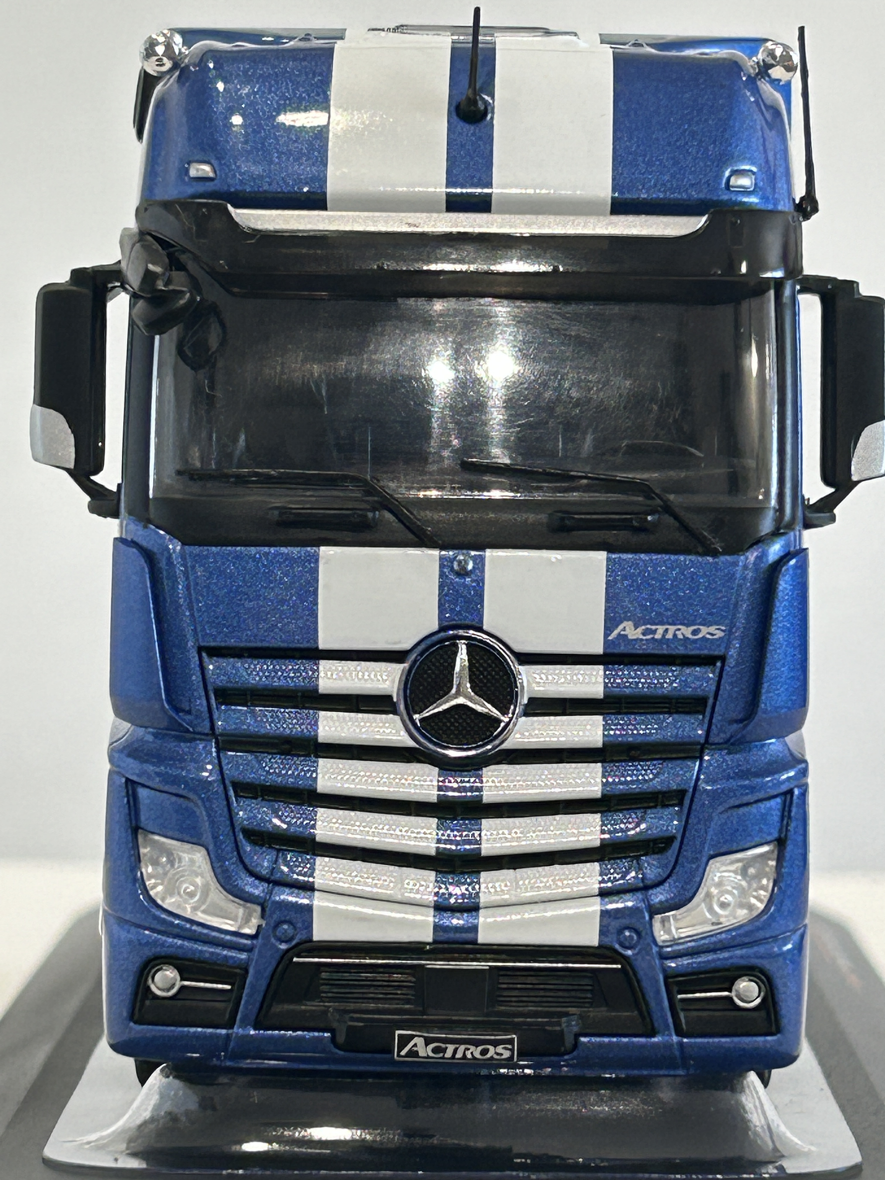 Mercedes-Benz Actros MP4 azul metálico 1:43 IXO – Camión tracto europeo de última generación para coleccionistas exigentes 2