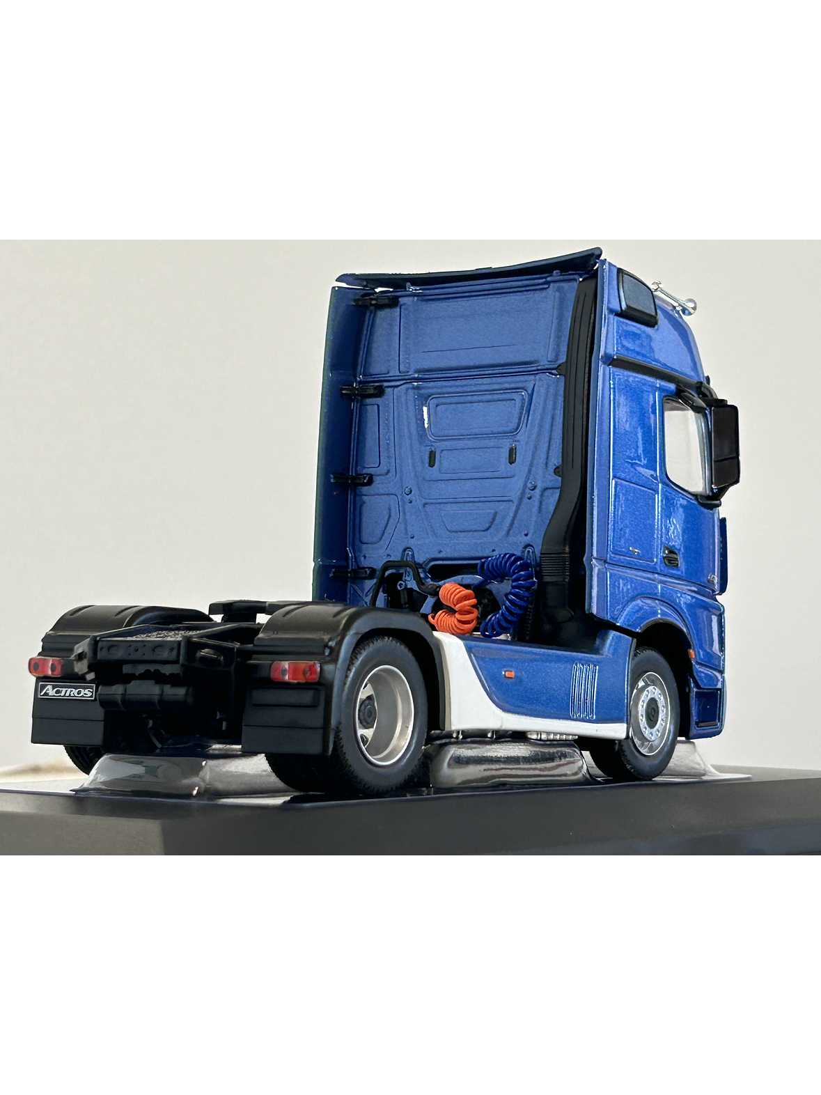 Mercedes-Benz Actros MP4 azul metálico 1:43 IXO – Camión tracto europeo de última generación para coleccionistas exigentes 5