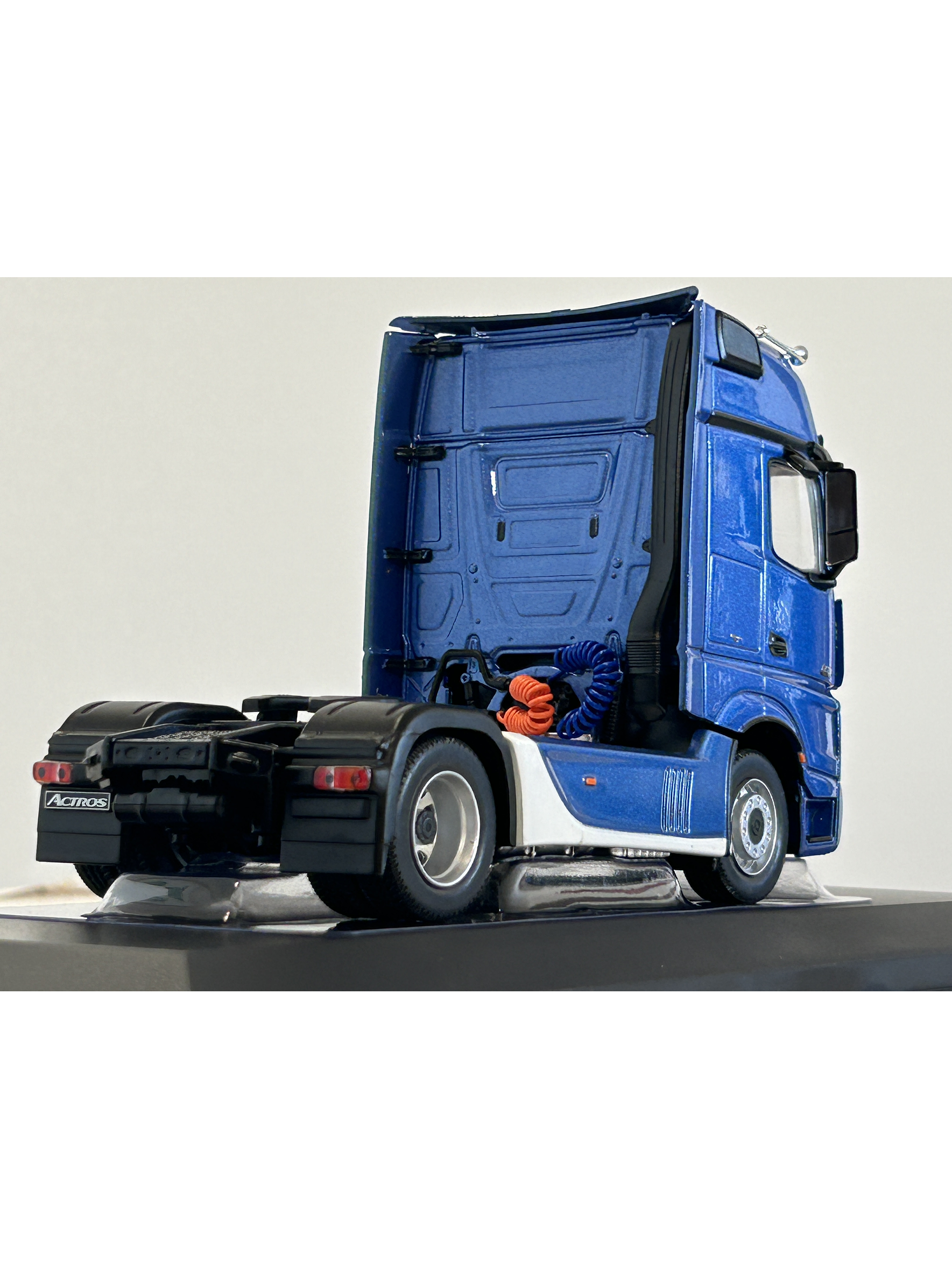 Mercedes-Benz Actros MP4 azul metálico 1:43 IXO – Camión tracto europeo de última generación para coleccionistas exigentes 5