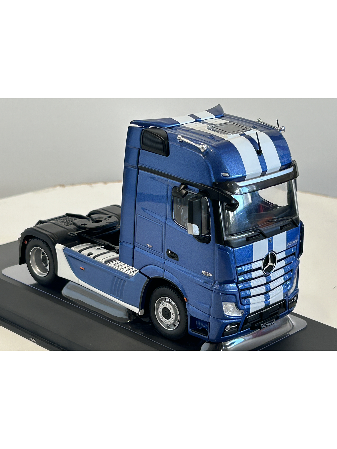 Mercedes-Benz Actros MP4 azul metálico 1:43 IXO – Camión tracto europeo de última generación para coleccionistas exigentes 9