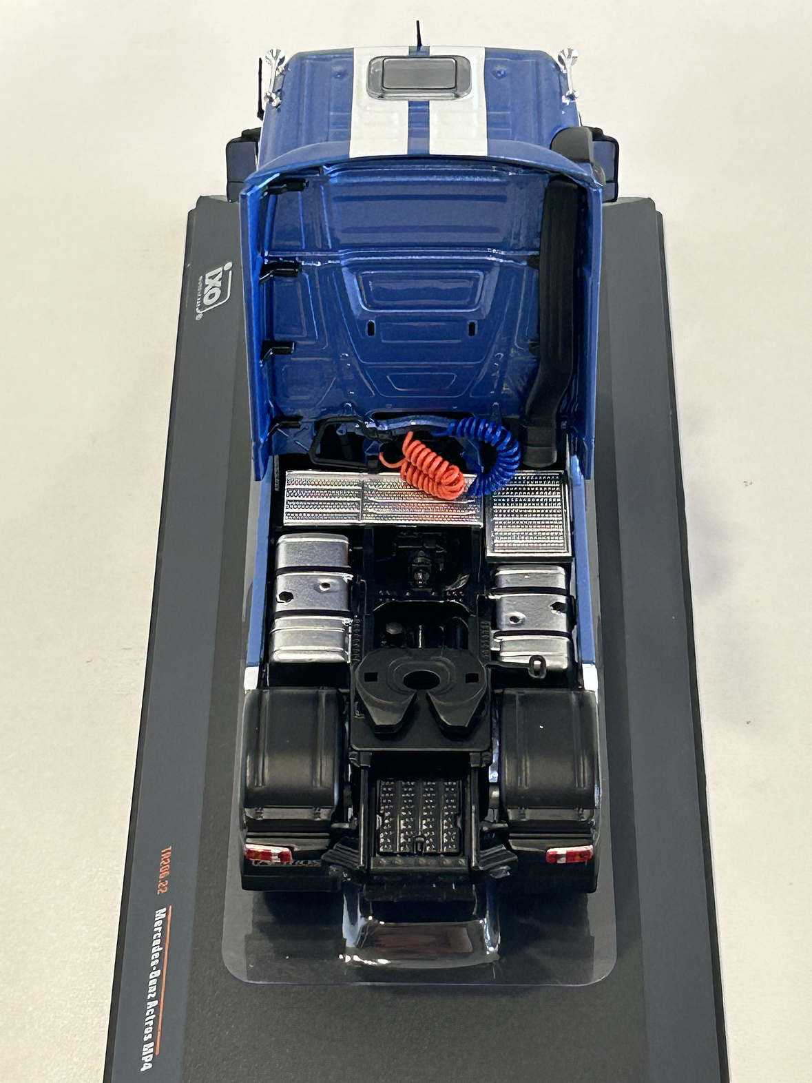 Mercedes-Benz Actros MP4 azul metálico 1:43 IXO – Camión tracto europeo de última generación para coleccionistas exigentes 6