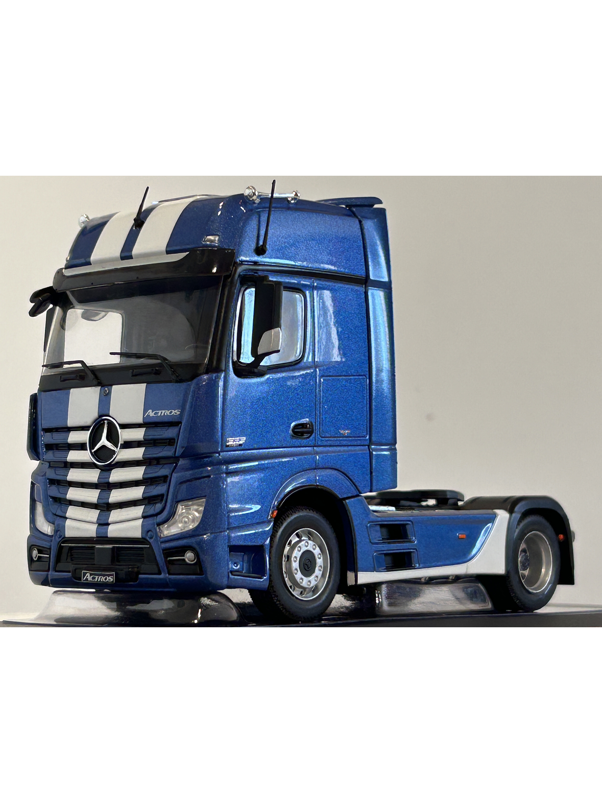 Mercedes-Benz Actros MP4 azul metálico 1:43 IXO – Camión tracto europeo de última generación para coleccionistas exigentes 1