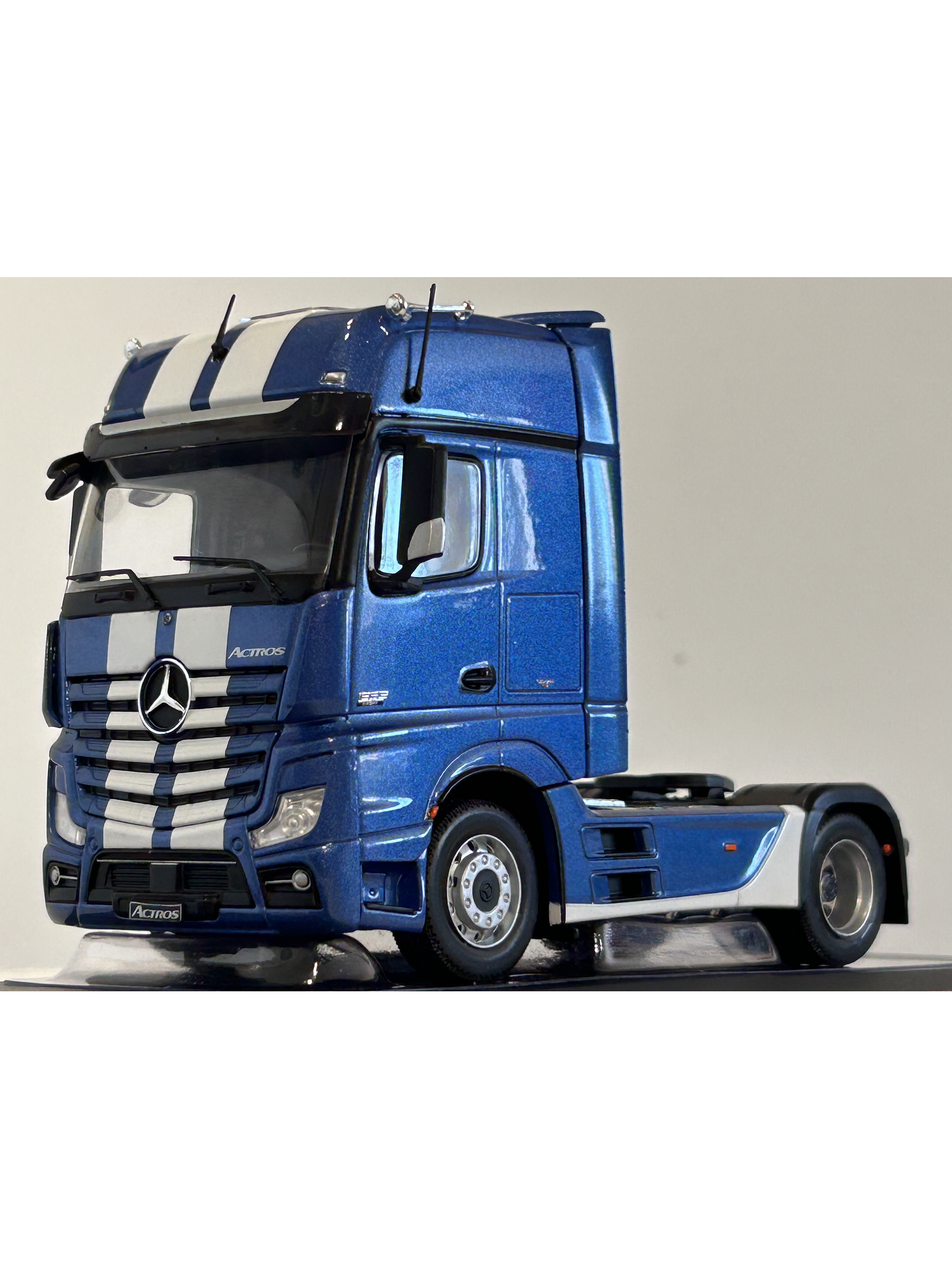 Mercedes-Benz Actros MP4 azul metálico 1:43 IXO – Camión tracto europeo de última generación para coleccionistas exigentes 1