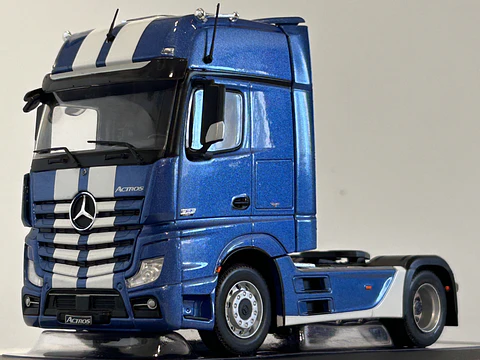 Mercedes-Benz Actros MP4 azul metálico 1:43 IXO – Camión tracto europeo de última generación para coleccionistas exigentes