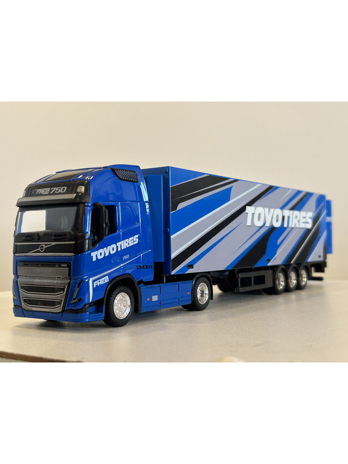 Volvo FH16 Globetrotter 750 XXL Toyo Tires 1:43 Bburago – Camión con remolque coleccionable 1