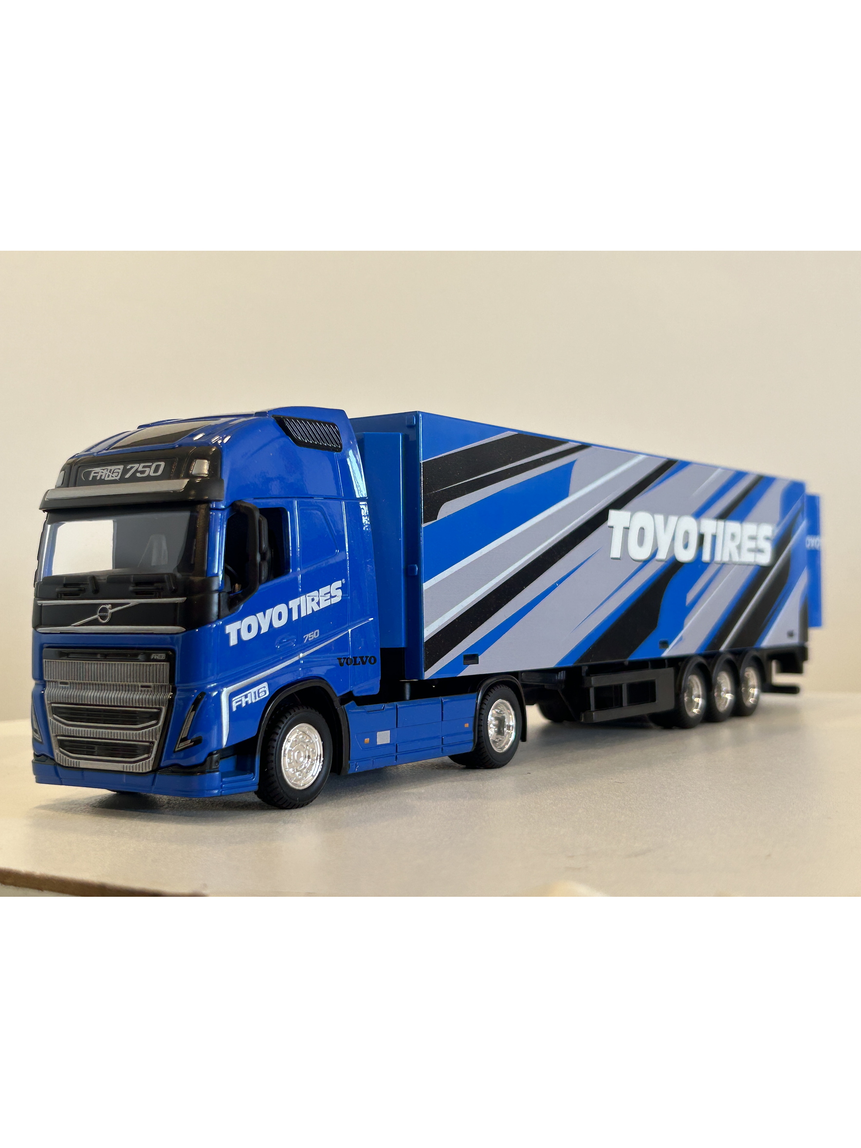 Volvo FH16 Globetrotter 750 XXL Toyo Tires 1:43 Bburago – Camión con remolque coleccionable 1