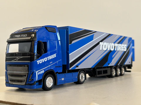 Volvo FH16 Globetrotter 750 XXL Toyo Tires 1:43 Bburago – Camión con remolque coleccionable