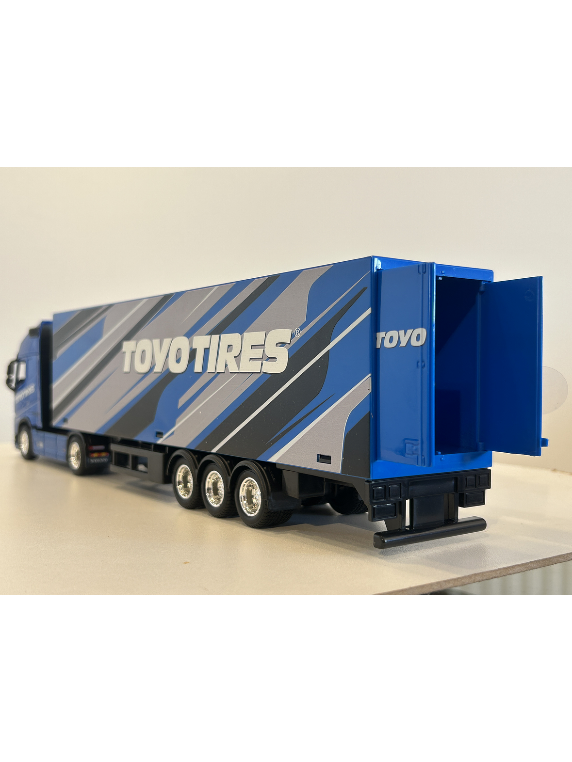 Volvo FH16 Globetrotter 750 XXL Toyo Tires 1:43 Bburago – Camión con remolque coleccionable 2