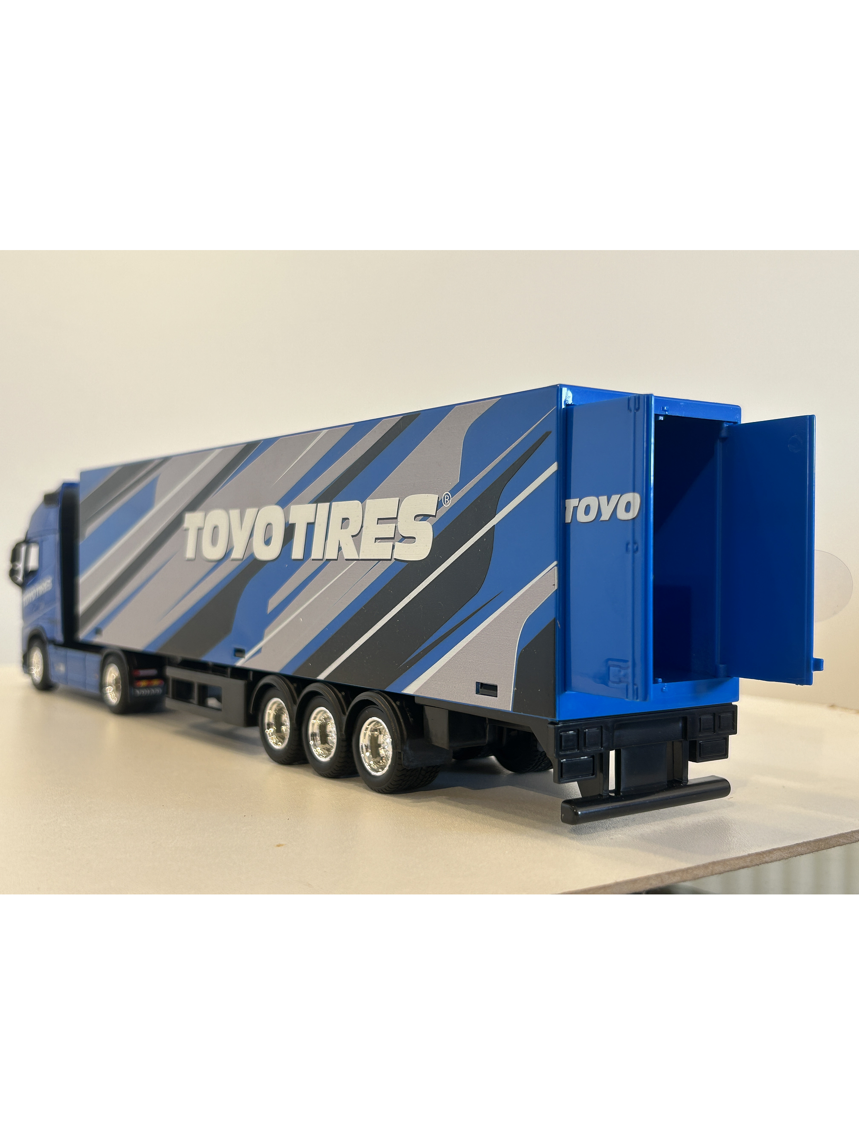 Volvo FH16 Globetrotter 750 XXL Toyo Tires 1:43 Bburago – Camión con remolque coleccionable 2