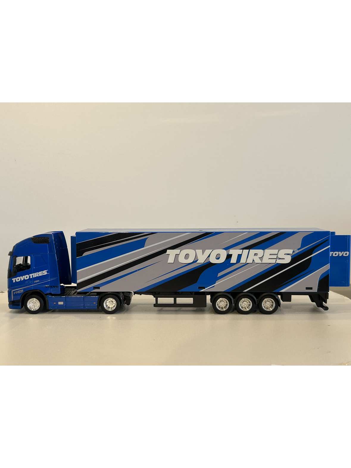Volvo FH16 Globetrotter 750 XXL Toyo Tires 1:43 Bburago – Camión con remolque coleccionable 3