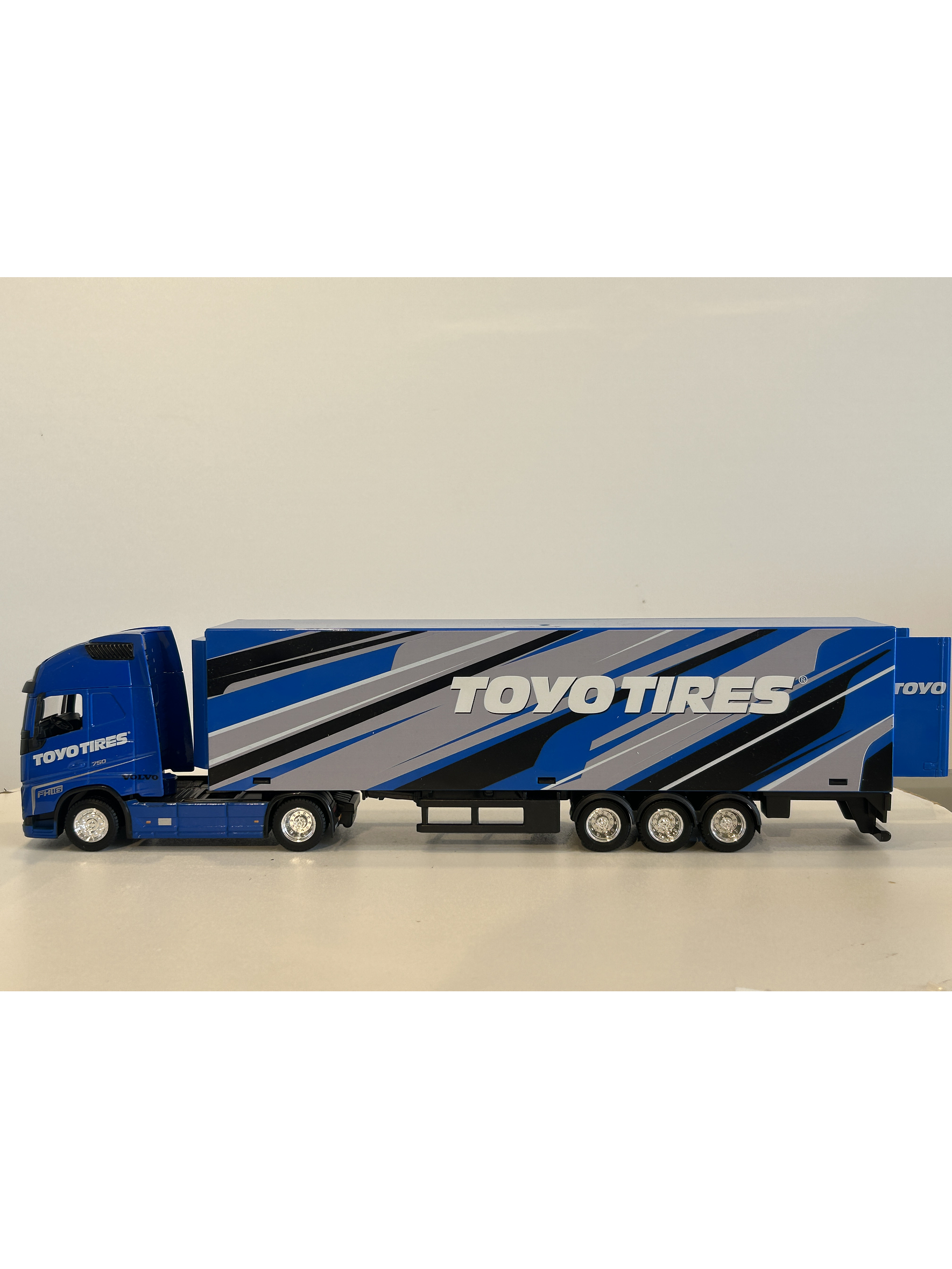 Volvo FH16 Globetrotter 750 XXL Toyo Tires 1:43 Bburago – Camión con remolque coleccionable 3