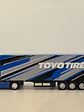 Volvo FH16 Globetrotter 750 XXL Toyo Tires 1:43 Bburago – Camión con remolque coleccionable - Miniatura 3