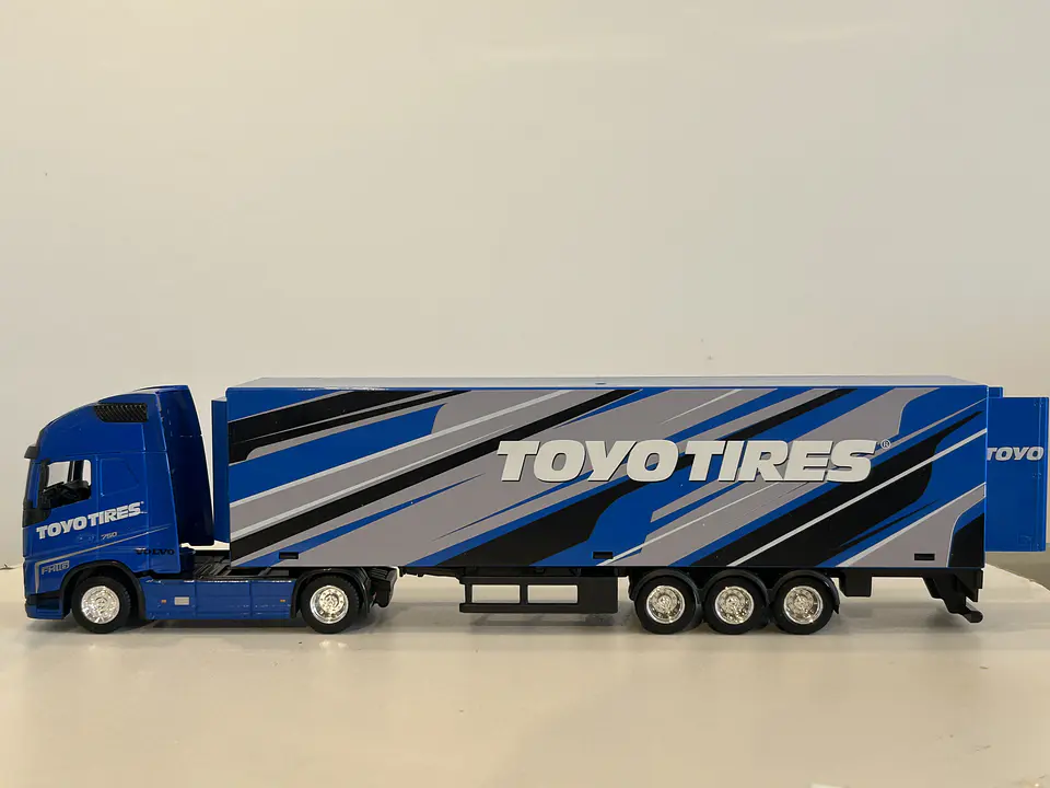 Camión Volvo FH16 Globetrotter 750 XXL Toyo | Bburago 1:43 3