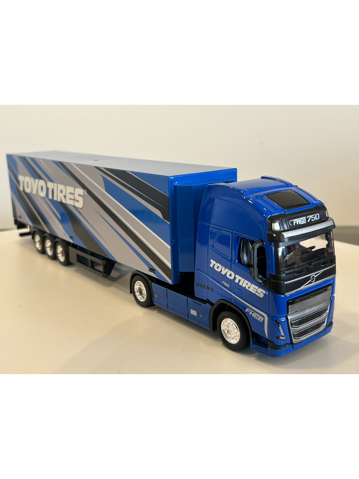 Volvo FH16 Globetrotter 750 XXL Toyo Tires 1:43 Bburago – Camión con remolque coleccionable 4