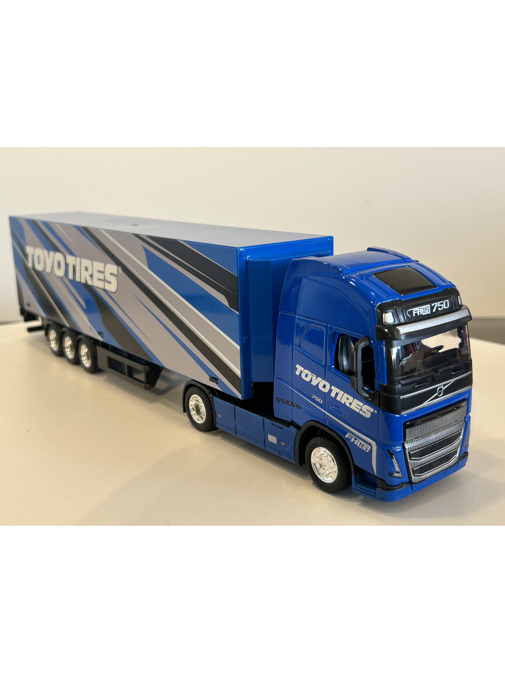 Volvo FH16 Globetrotter 750 XXL Toyo Tires 1:43 Bburago – Camión con remolque coleccionable 4