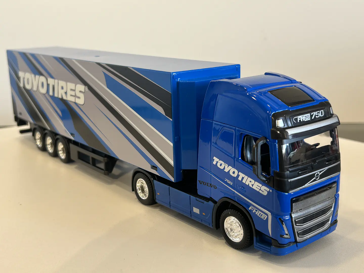 Camión Volvo FH16 Globetrotter 750 XXL Toyo | Bburago 1:43 4