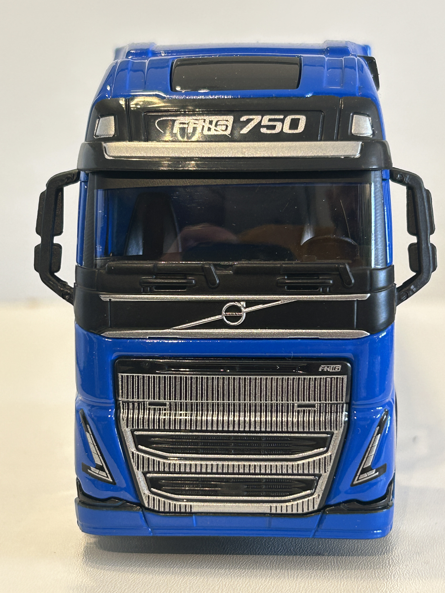 Volvo FH16 Globetrotter 750 XXL Toyo Tires 1:43 Bburago – Camión con remolque coleccionable 5