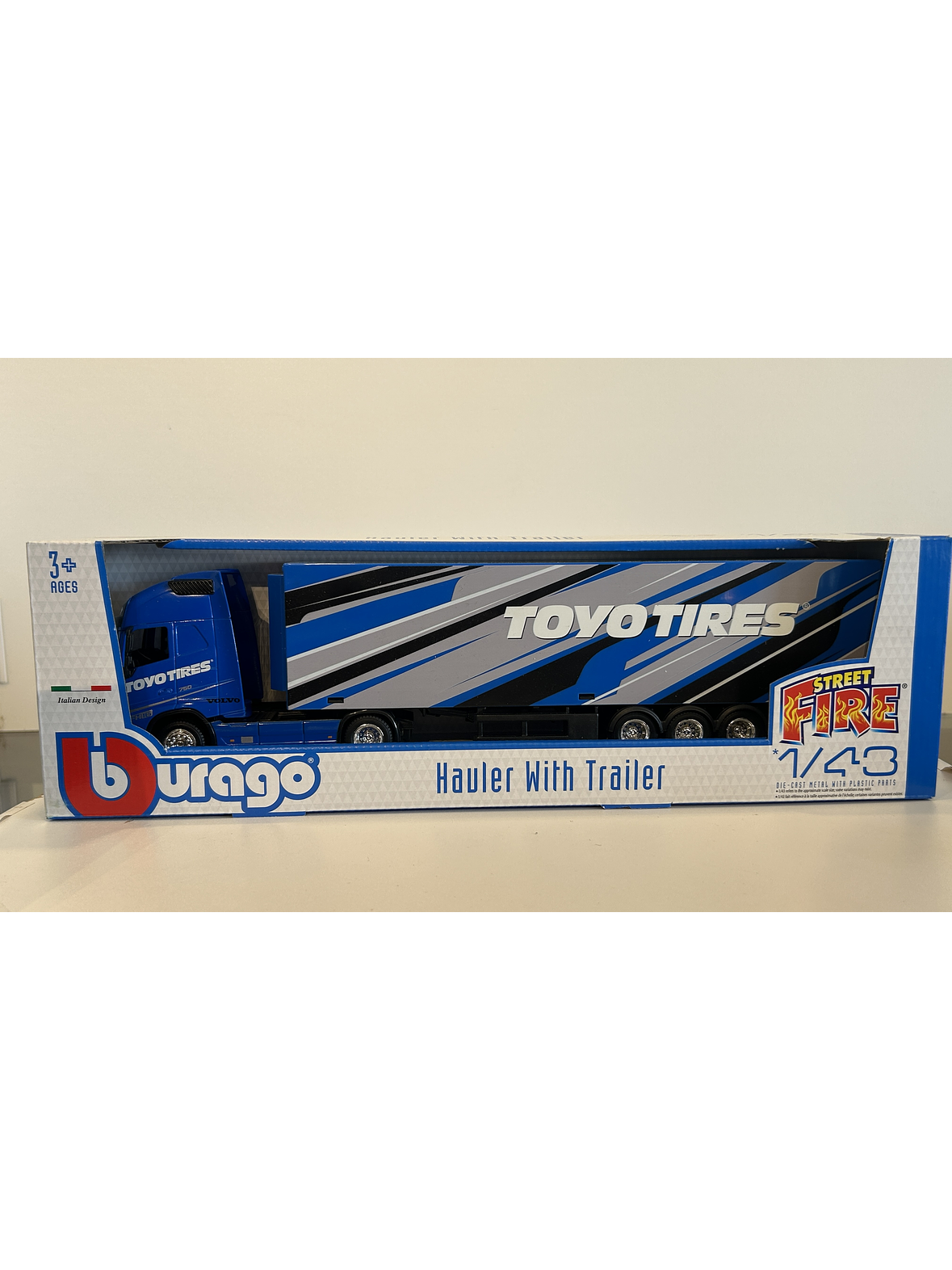 Volvo FH16 Globetrotter 750 XXL Toyo Tires 1:43 Bburago – Camión con remolque coleccionable 6