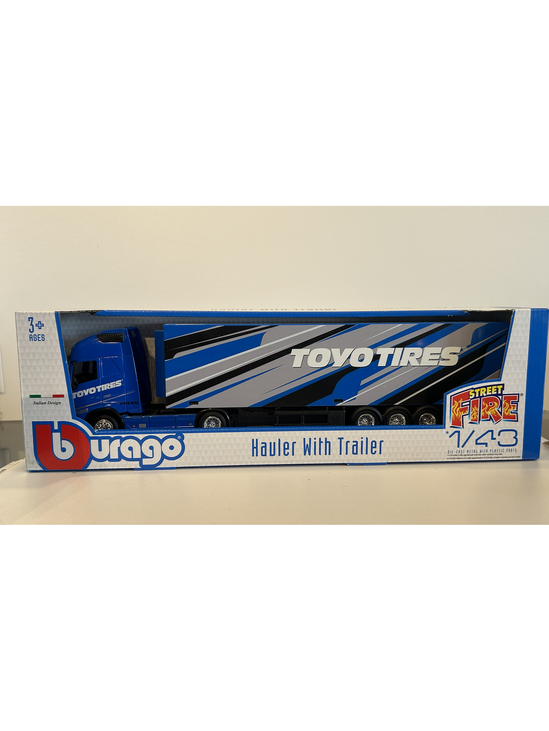 Volvo FH16 Globetrotter 750 XXL Toyo Tires 1:43 Bburago – Camión con remolque coleccionable 6