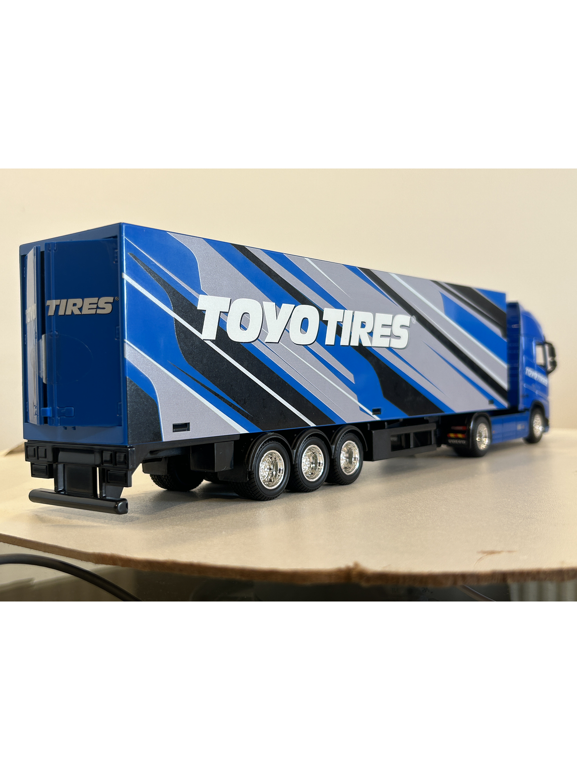 Volvo FH16 Globetrotter 750 XXL Toyo Tires 1:43 Bburago – Camión con remolque coleccionable 7
