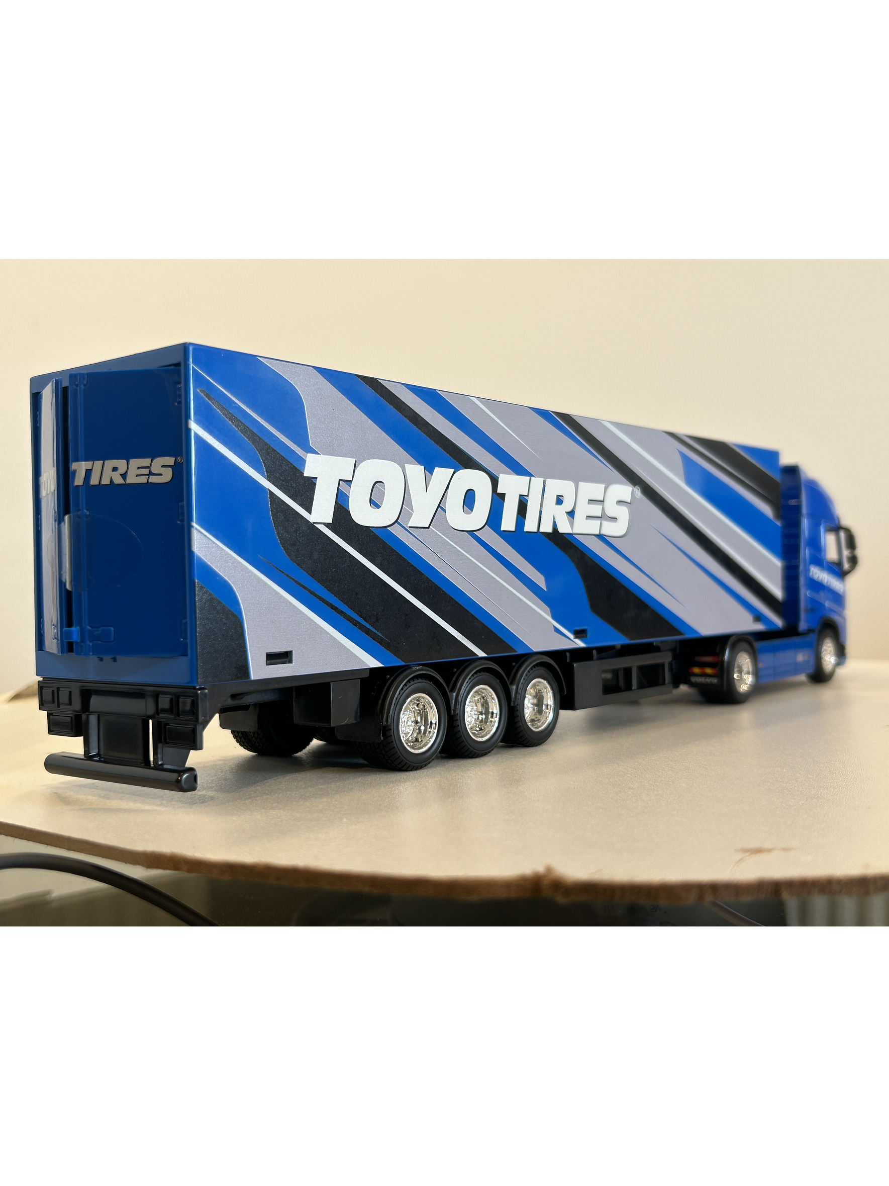 Volvo FH16 Globetrotter 750 XXL Toyo Tires 1:43 Bburago – Camión con remolque coleccionable 7