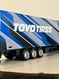Volvo FH16 Globetrotter 750 XXL Toyo Tires 1:43 Bburago – Camión con remolque coleccionable - Miniatura 7