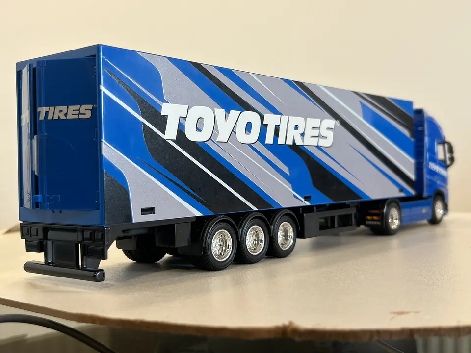 Camión Volvo FH16 Globetrotter 750 XXL Toyo | Bburago 1:43 7