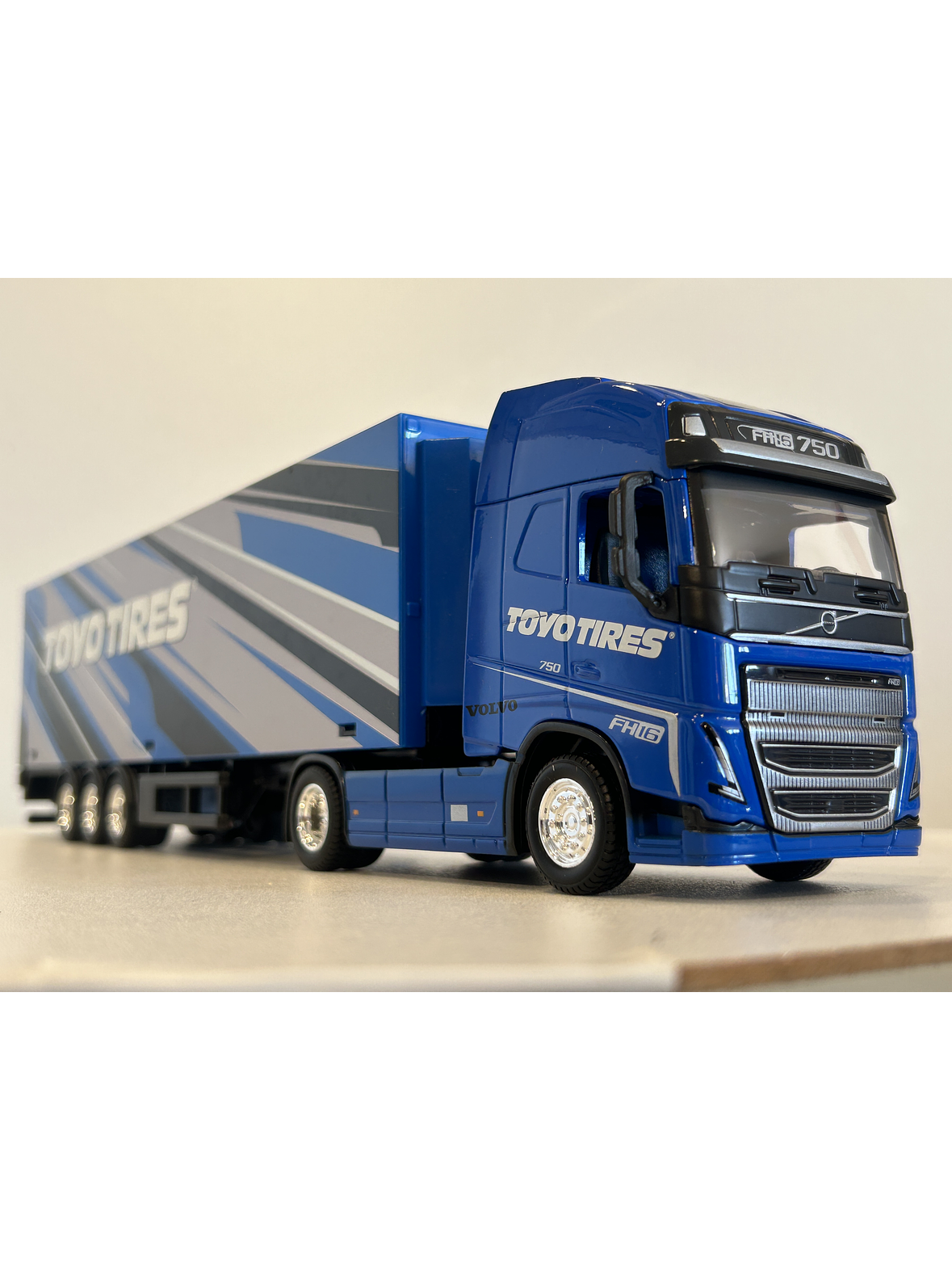 Volvo FH16 Globetrotter 750 XXL Toyo Tires 1:43 Bburago – Camión con remolque coleccionable 8