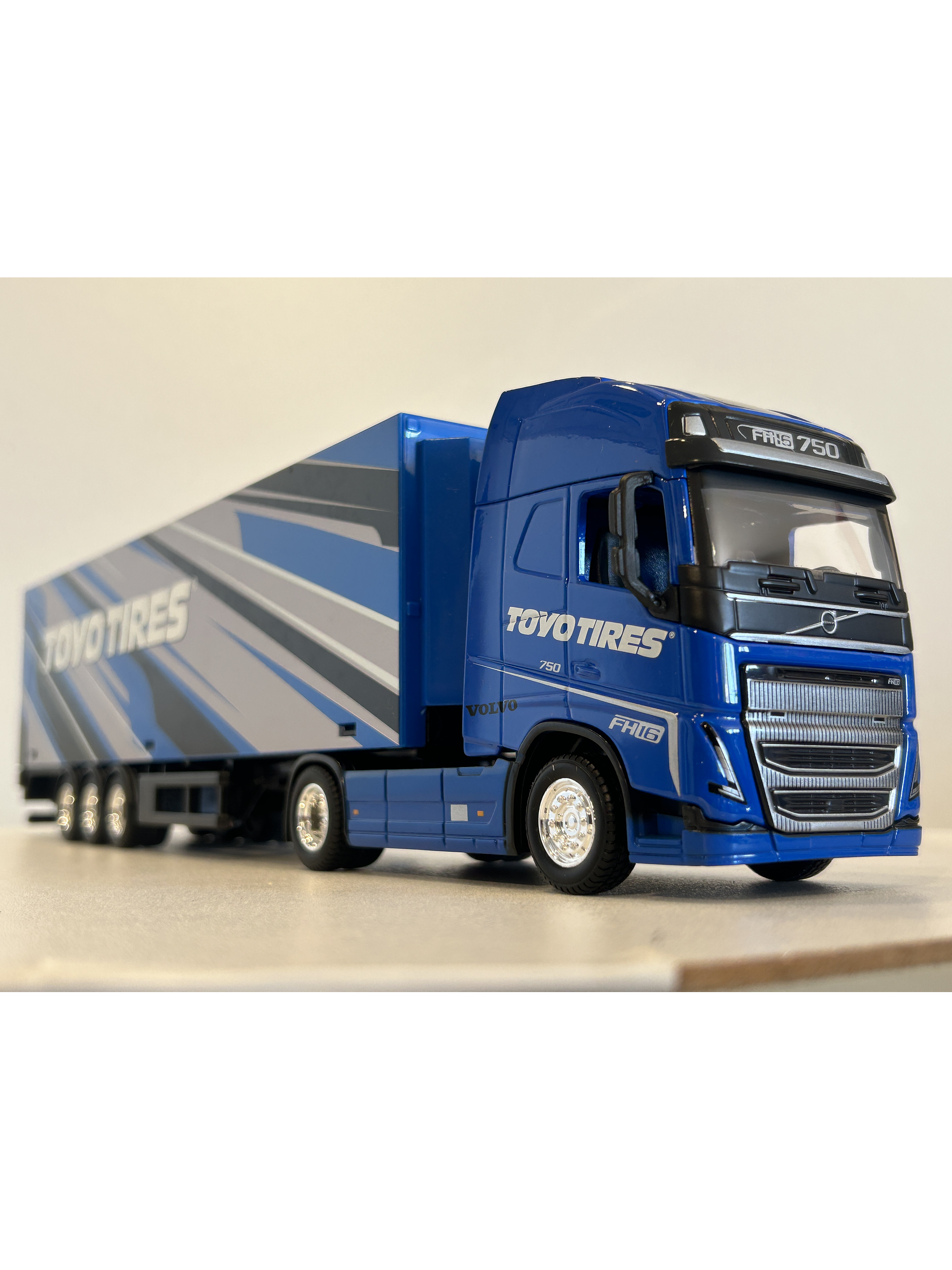 Volvo FH16 Globetrotter 750 XXL Toyo Tires 1:43 Bburago – Camión con remolque coleccionable 8