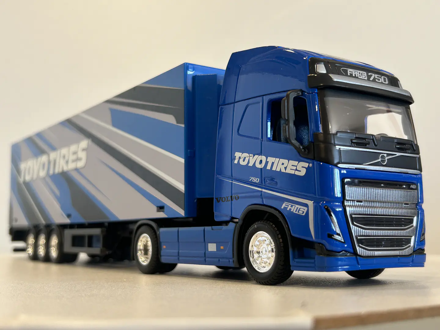 Camión Volvo FH16 Globetrotter 750 XXL Toyo | Bburago 1:43 8