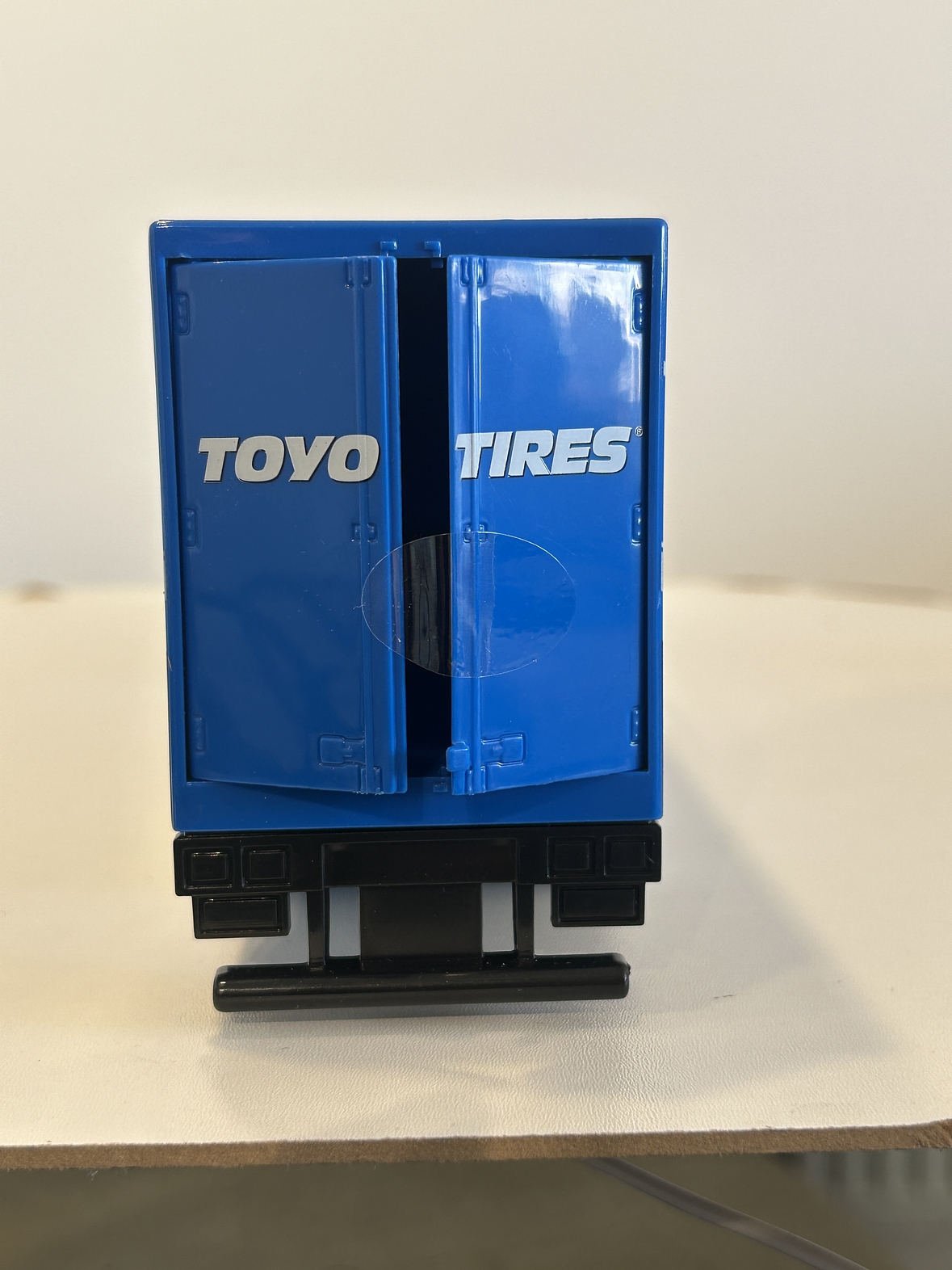 Volvo FH16 Globetrotter 750 XXL Toyo Tires 1:43 Bburago – Camión con remolque coleccionable 9