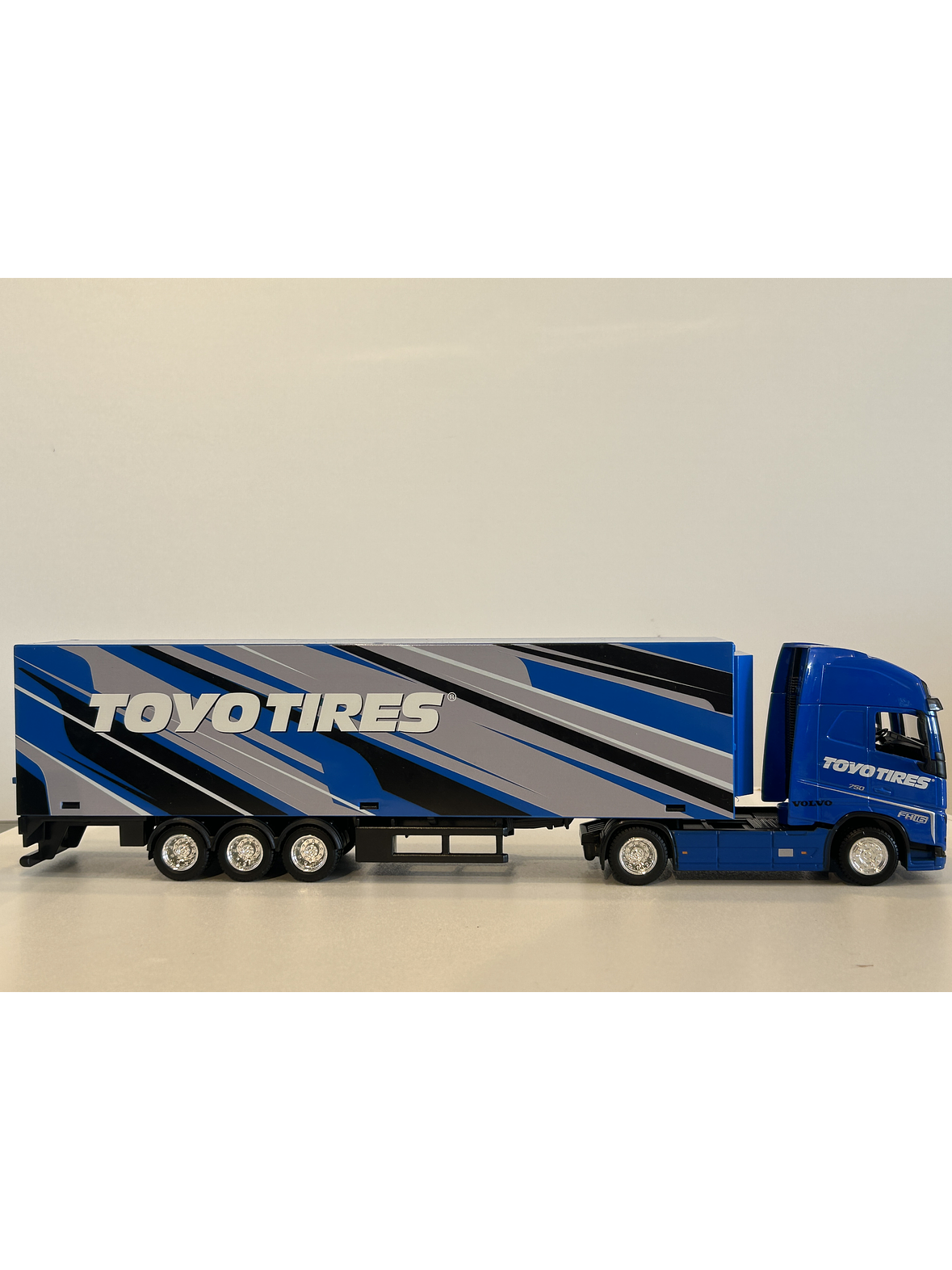 Volvo FH16 Globetrotter 750 XXL Toyo Tires 1:43 Bburago – Camión con remolque coleccionable 10