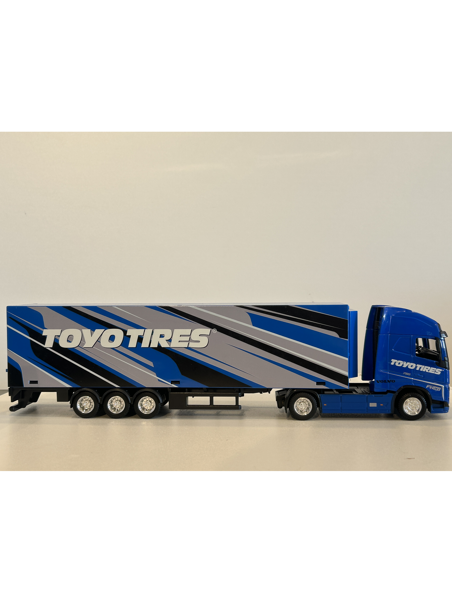 Volvo FH16 Globetrotter 750 XXL Toyo Tires 1:43 Bburago – Camión con remolque coleccionable 10