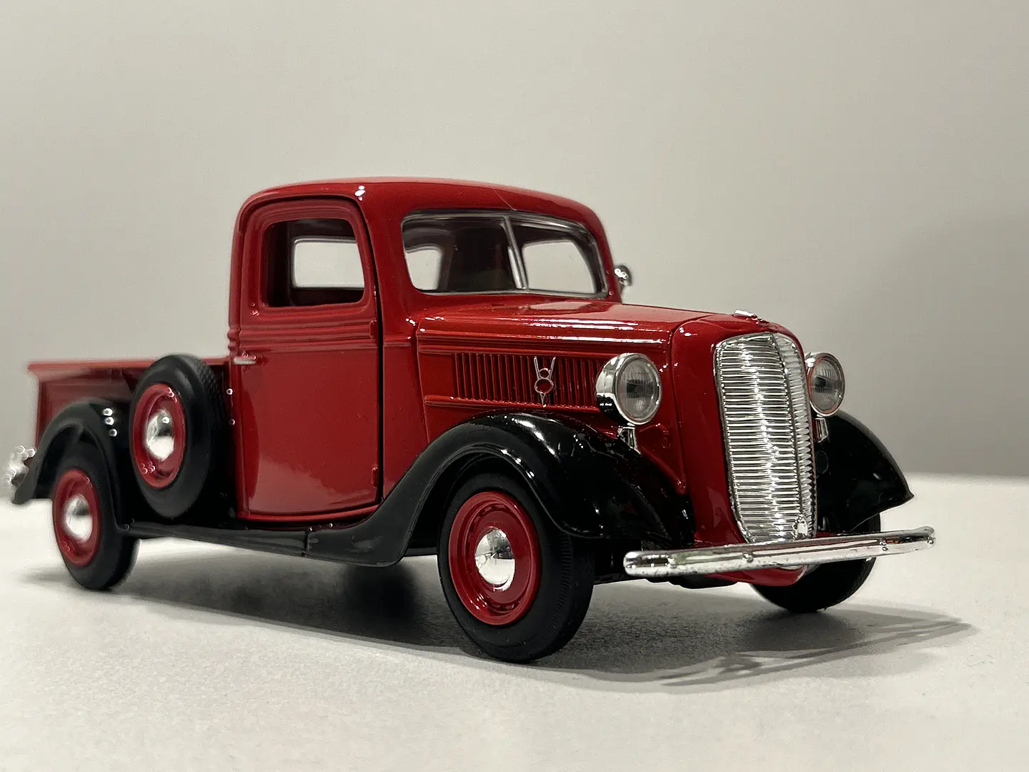 Camioneta Ford Pick Up (1937) | Motormax 1:24 4