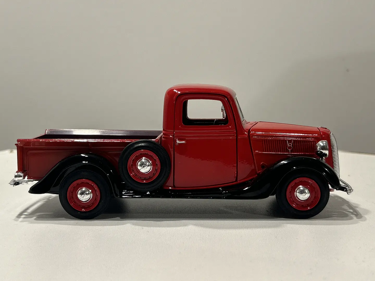 Camioneta Ford Pick Up (1937) | Motormax 1:24 5