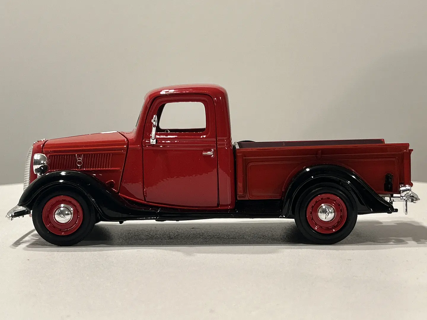 Camioneta Ford Pick Up (1937) | Motormax 1:24 9