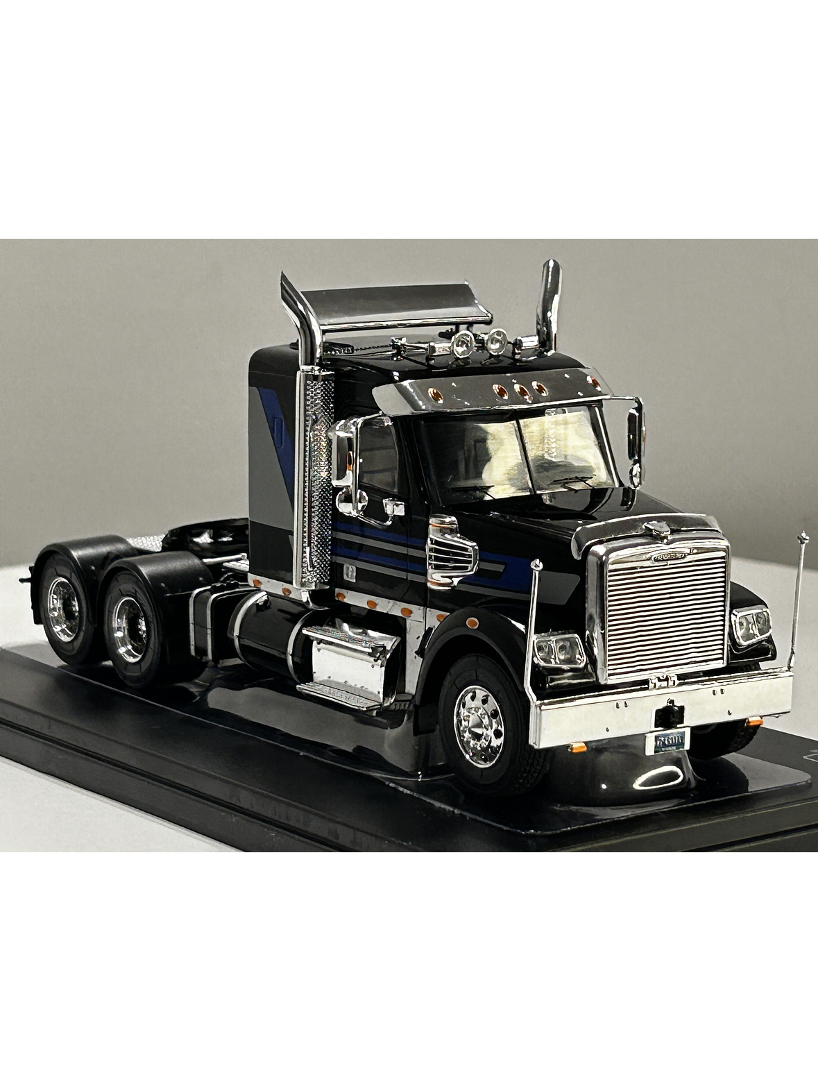 Camión Freightliner Coronado (2012) 6x4 |  IXO Models. Escala 1:43– Clásico americano de carretera | Diecast de colección 15