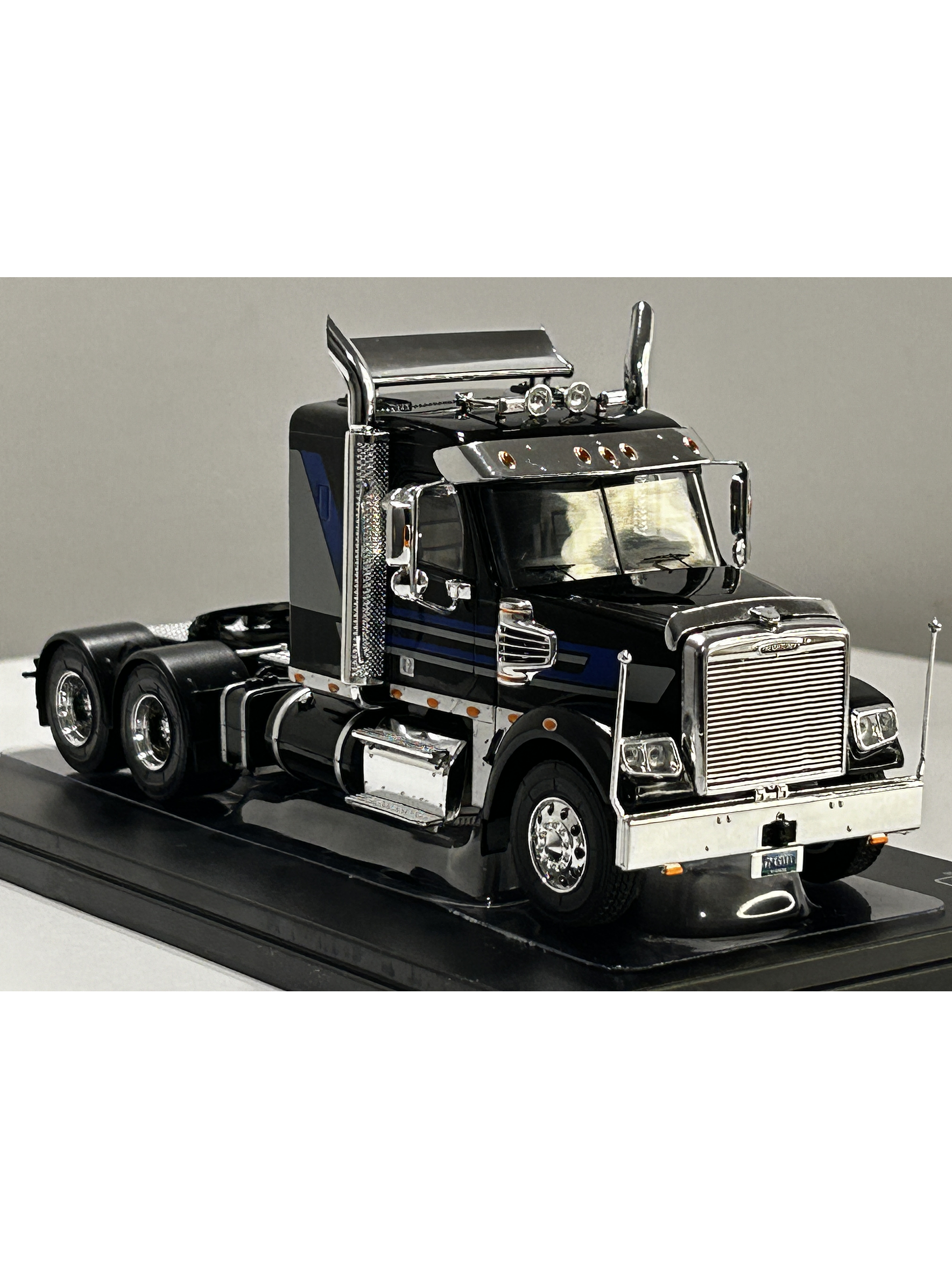 Camión Freightliner Coronado (2012) 6x4 |  IXO Models. Escala 1:43– Clásico americano de carretera | Diecast de colección 15