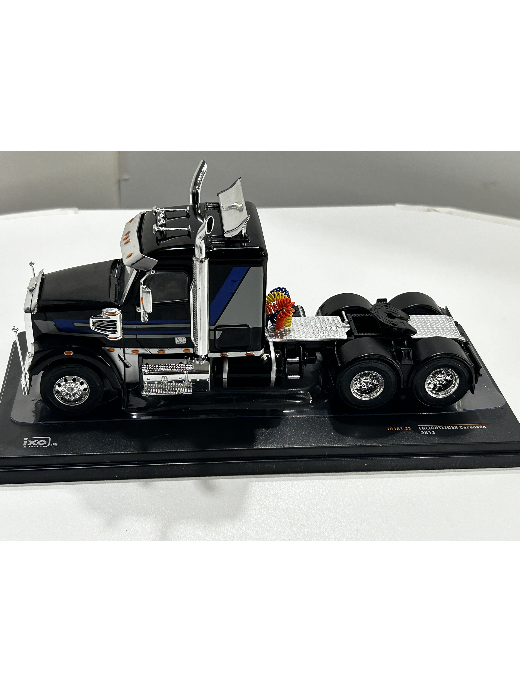 Camión Freightliner Coronado (2012) 6x4 |  IXO Models. Escala 1:43– Clásico americano de carretera | Diecast de colección 19