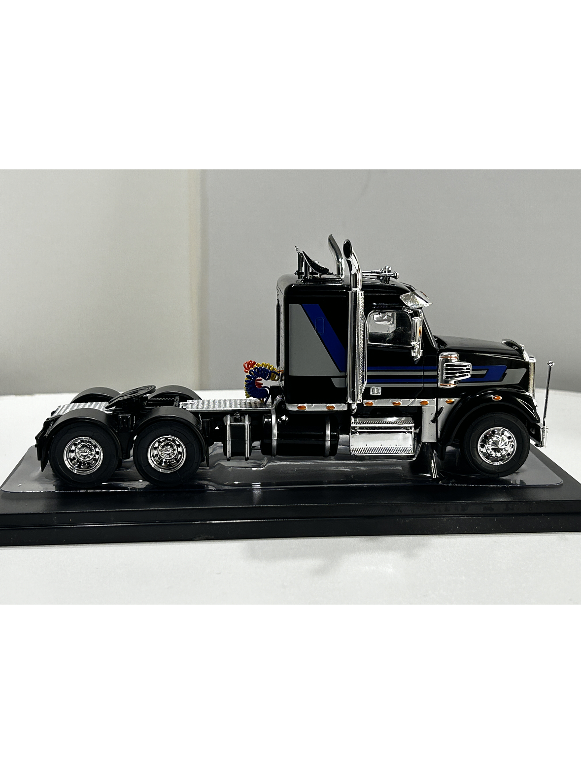 Camión Freightliner Coronado (2012) 6x4 |  IXO Models. Escala 1:43– Clásico americano de carretera | Diecast de colección 16