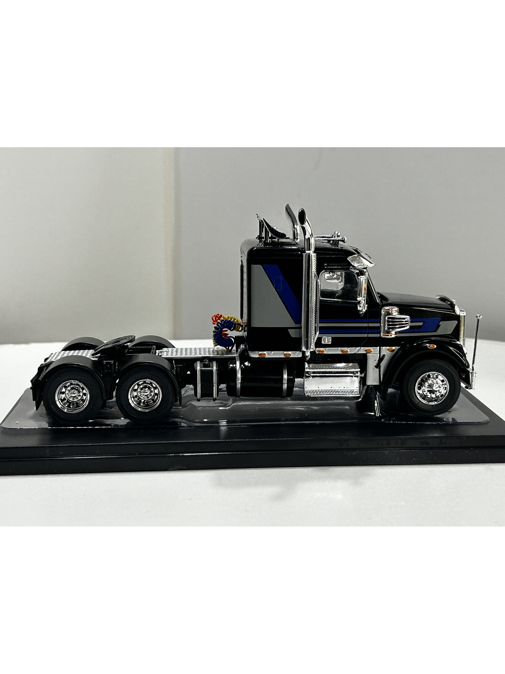 Camión Freightliner Coronado (2012) 6x4 |  IXO Models. Escala 1:43– Clásico americano de carretera | Diecast de colección 16