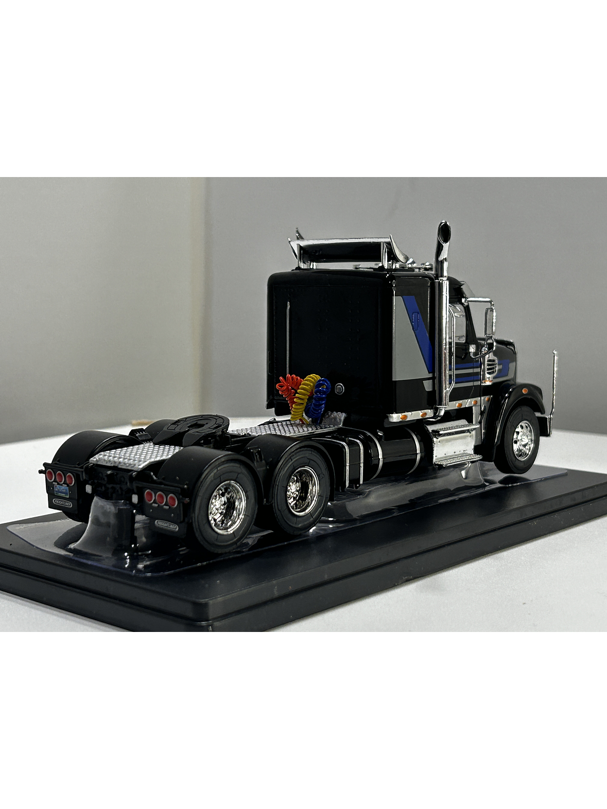 Camión Freightliner Coronado (2012) 6x4 |  IXO Models. Escala 1:43– Clásico americano de carretera | Diecast de colección 17