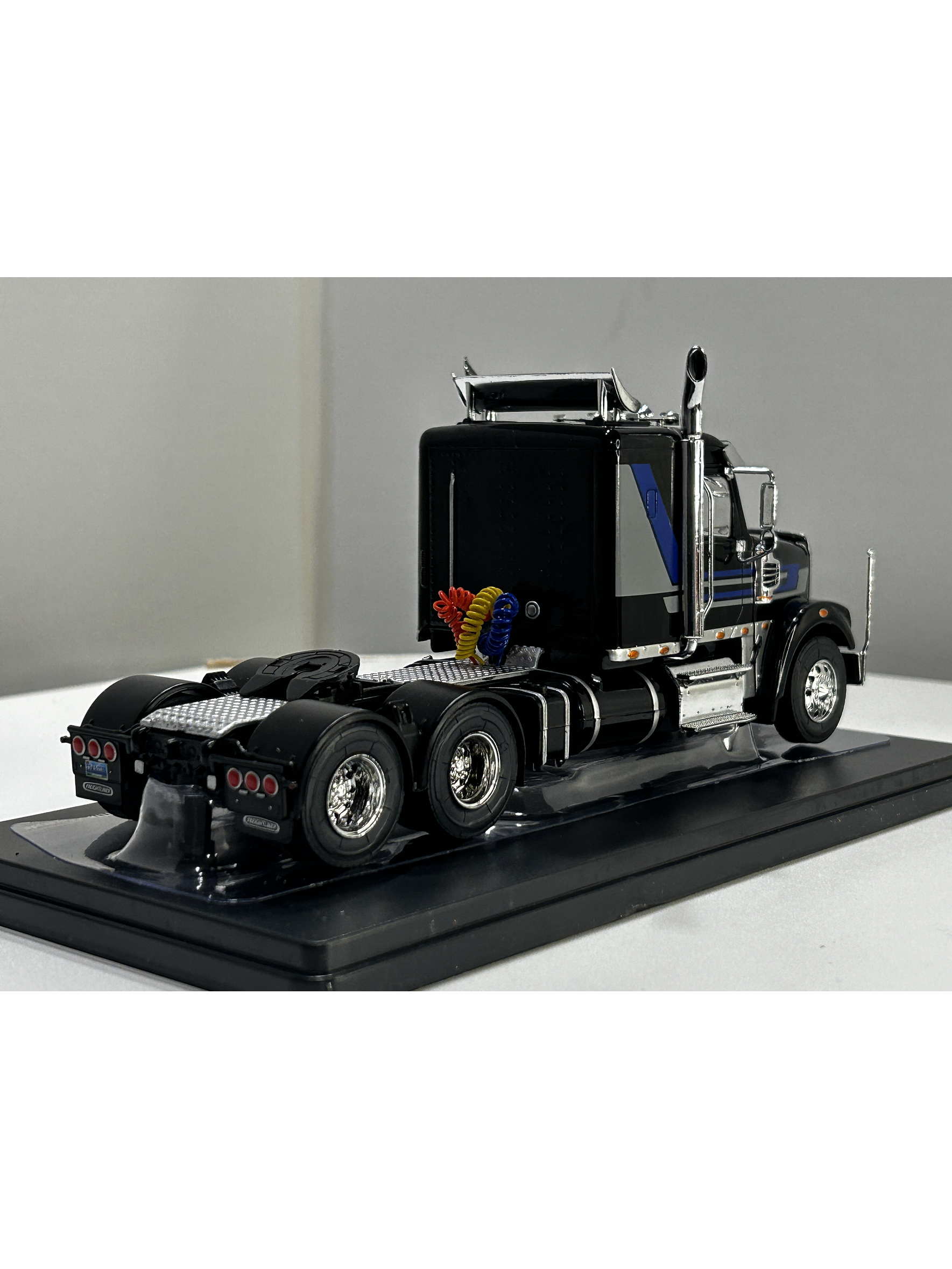 Camión Freightliner Coronado (2012) 6x4 |  IXO Models. Escala 1:43– Clásico americano de carretera | Diecast de colección 17