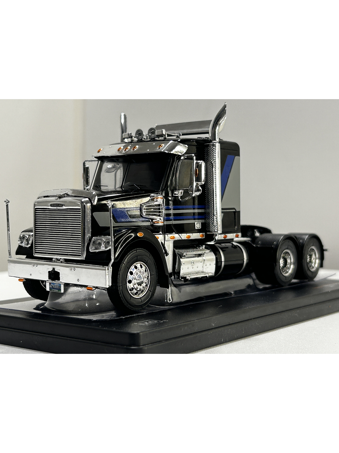 Camión Freightliner Coronado (2012) 6x4 |  IXO Models. Escala 1:43– Clásico americano de carretera | Diecast de colección 13