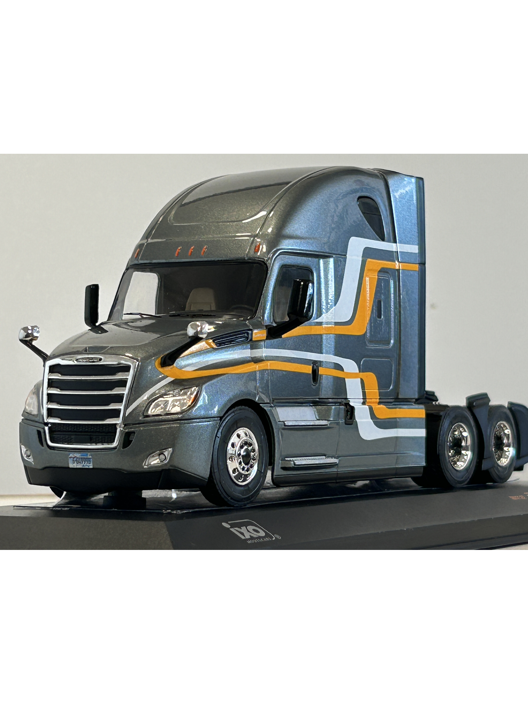 Freightliner Cascadia 2018 (1:43) – Camión Clásico Americano Ixo Models 10